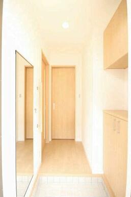 【玄関】シューズＢＯＸ、全身ミラー、床タイル貼！