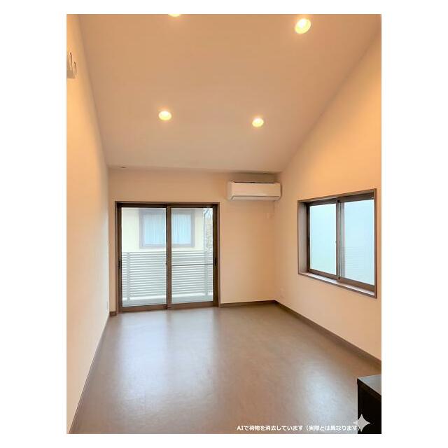 2階12帖洋室。広い居室に勾配天井で更に開放的。フル暖エアコン付きで快適です。