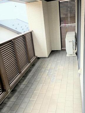 約12平米の広々バルコニー。洗濯物干しやプランターで家庭菜園等が楽しめます。