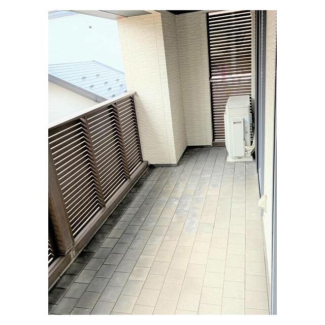 約12平米の広々バルコニー。洗濯物干しやプランターで家庭菜園等が楽しめます。