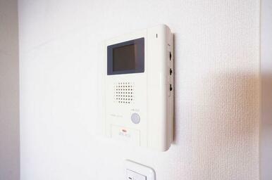 アイホン製・オートロック解錠機能・カラーモニタ付きインターフォン。防犯上便利です。