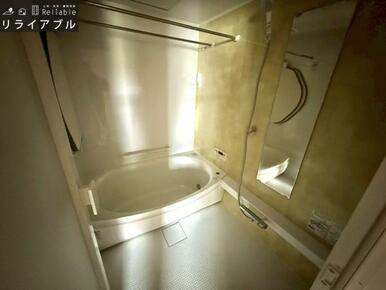 足を伸ばしてのんびり寛げるバスルーム