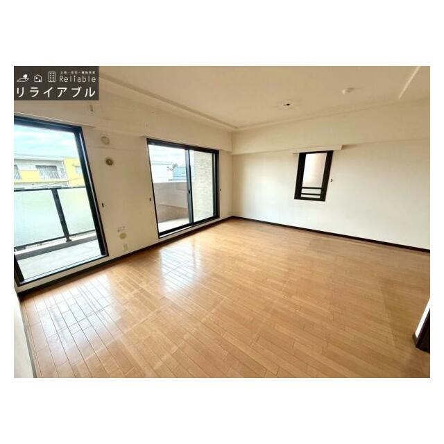 15帖以上のリビングは二つの大きな窓から差し込む光で室内を明るく照らします