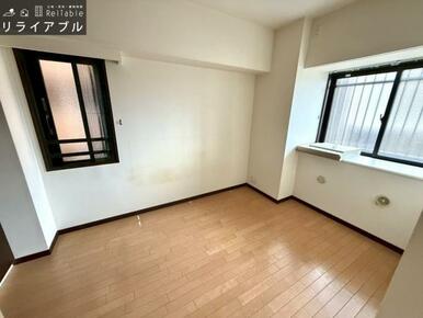 約5.8帖の洋室。収納付き２面採光のお部屋