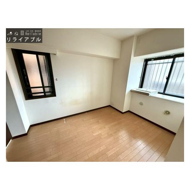 約5.8帖の洋室。収納付き２面採光のお部屋