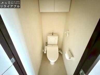 小棚が嬉しいトイレ