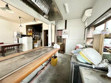 キッチンには業務用の冷蔵庫もあります。お客様との距離も近く、鉄板焼き、お好み焼き、大きな鉄板を利用し