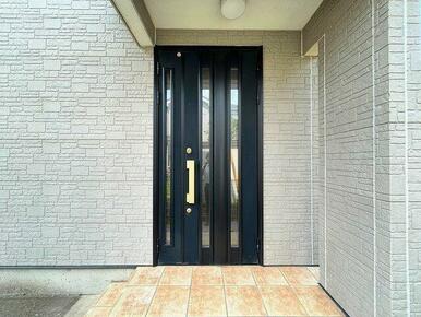 「玄関」シックな玄関で毎日の帰宅が楽しみになります。