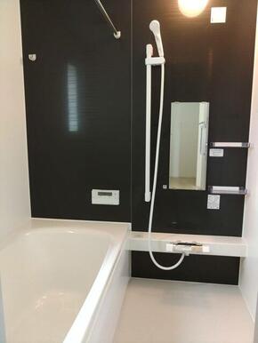 後付け不要。手すり完備の浴室