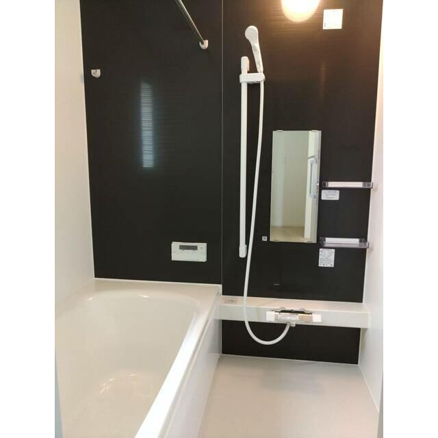 後付け不要。手すり完備の浴室