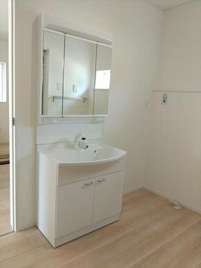 お化粧ノリも生え際もチェックできる明るく清潔な洗面室