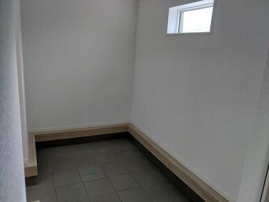 玄関脇シュークロークです。素敵な玄関でオン・オフの切り替えを