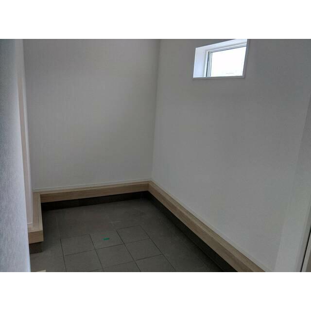 玄関脇シュークロークです。素敵な玄関でオン・オフの切り替えを