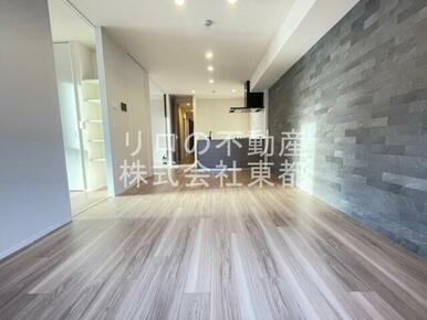 ダイニングテーブルを置いたり自由にレイアウトできます☆