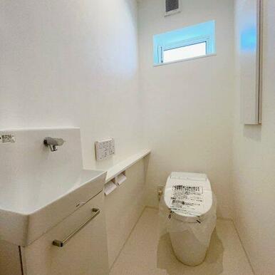 トイレには手洗いスペースもあるので来客時に便利です！