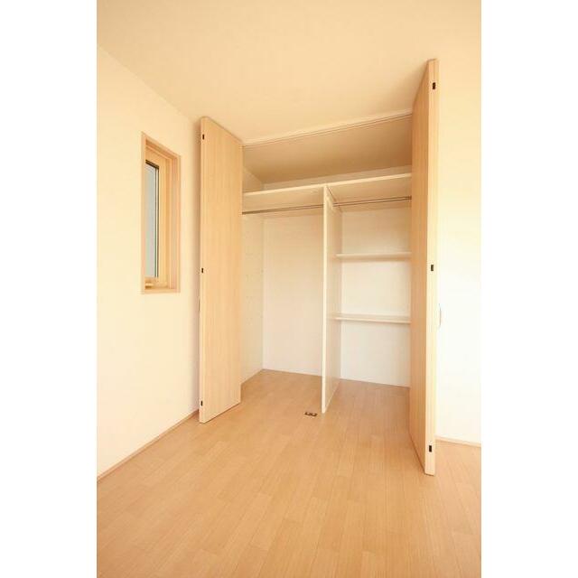 【Ｒｏｏｍ(2)収納】洋室収納はハンガーパイプ・仕切り棚があり収納力効率を高めた設計です。衣装ケー…