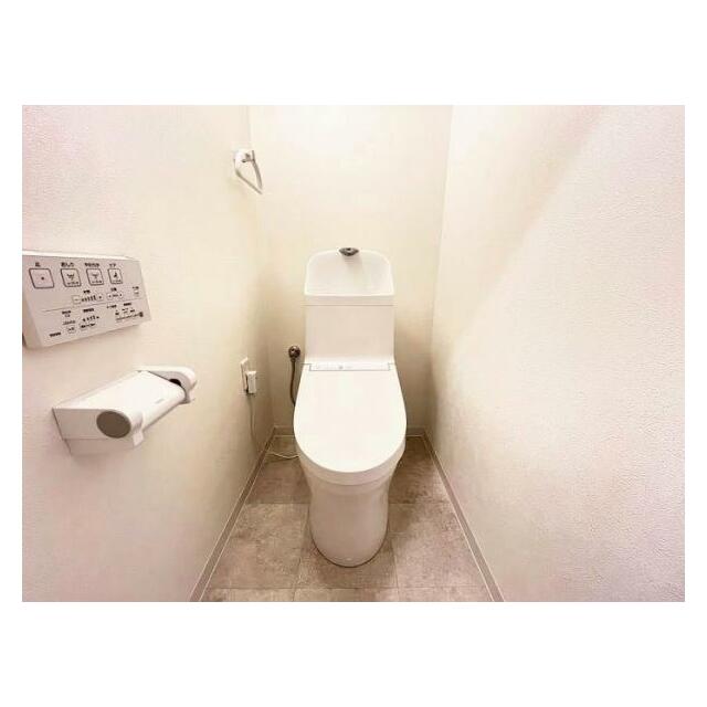 新品トイレ　少し段差あり。