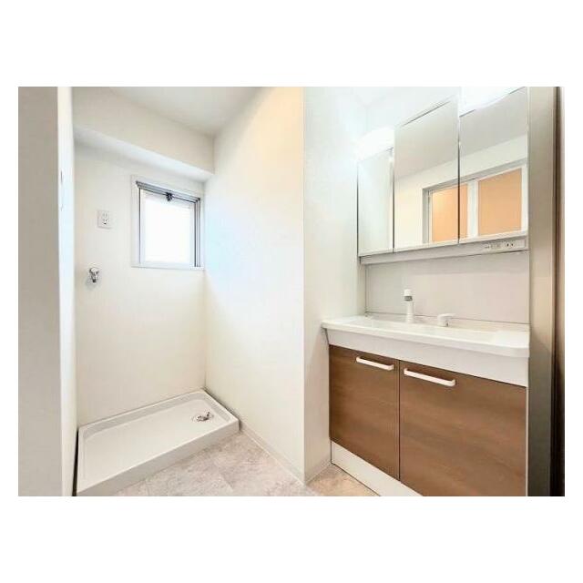 洗面所脱衣室　洗濯パンあり、洗面台新品。