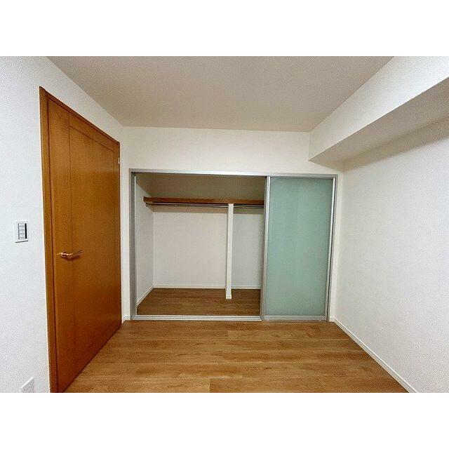 「西側洋室」広いウォークインクローゼットがございます。
