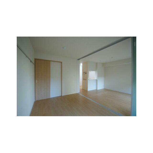 壁には洋服や写真を飾れるウォールフックを設置
