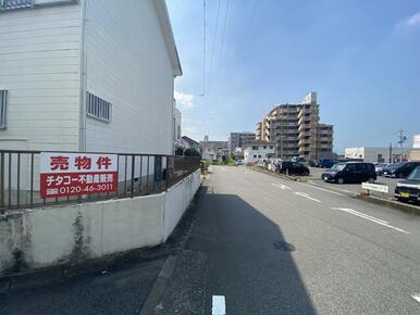 交通量が少なく、駐車がしやすいです（西側の前面道路）