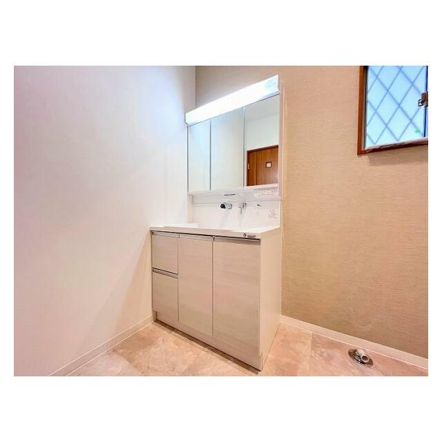 「洗面所」1.2階ともに人気の3面鏡で新品交換済みです