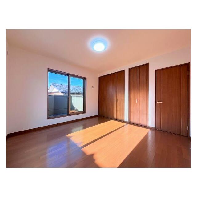 「2階南東側洋室」約8帖の洋室はクローゼット付きです。