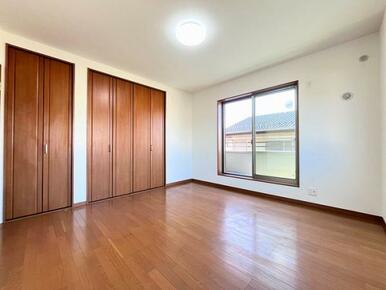 「2階南西側洋室」採光の取れた洋室です