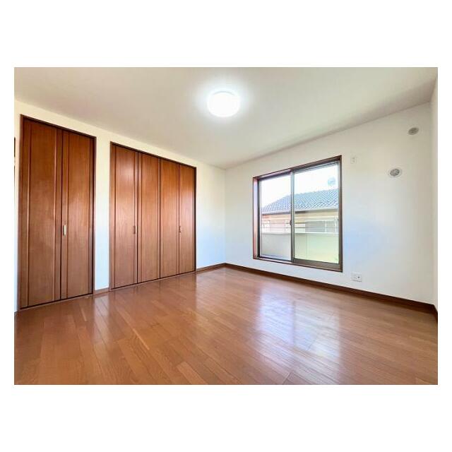 「2階南西側洋室」採光の取れた洋室です