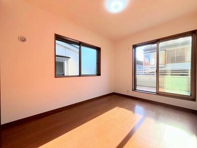 「2階北東側洋室」2面採光で日当たり良好です