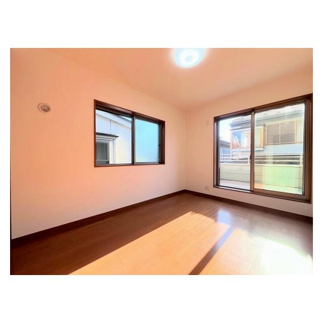 「2階北東側洋室」2面採光で日当たり良好です