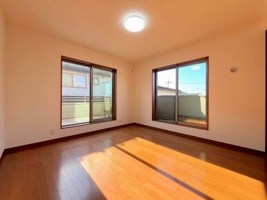 「2階南東側洋室」2面採光で日当たり良好です