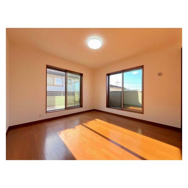 「2階南東側洋室」2面採光で日当たり良好です