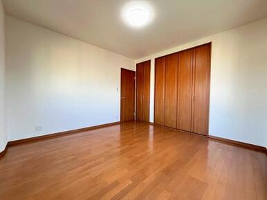 「2階南西側洋室」約8.2帖洋室はクローゼット付きです。