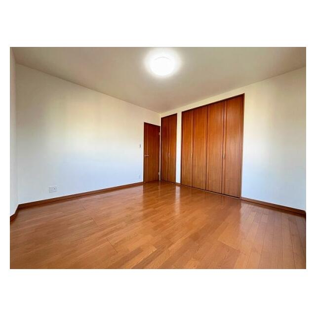 「2階南西側洋室」約8.2帖洋室はクローゼット付きです。