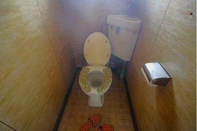 洋式トイレ。タンクが別になっているハイタンクタイプです。リフォームのご提案させていただきます！