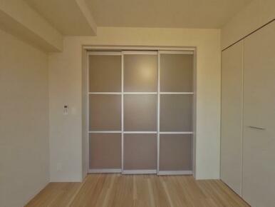 ２号室（奇数階・グレー系）モデル住戸で撮影、建具・内装色は現地状況を優先します。
