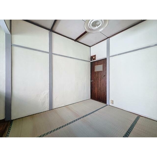 部屋の奥から見ました