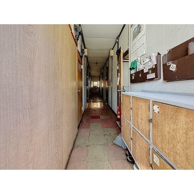 アパートの入り口から見た雰囲気です