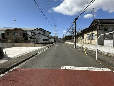 前面道路東側から撮影