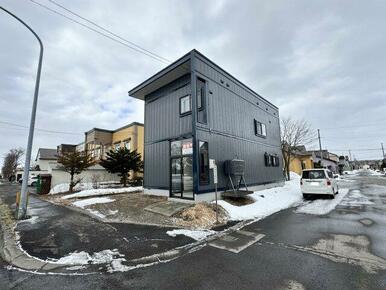 角地で遺跡公園が向かいにあります。