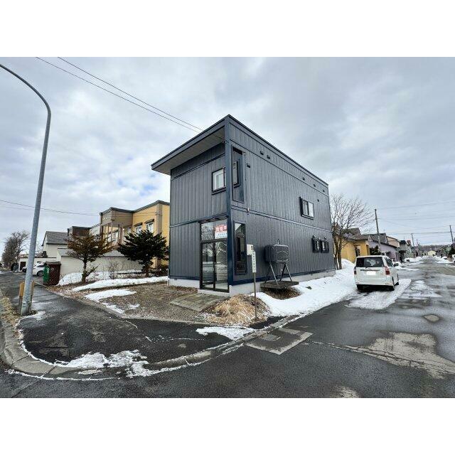 角地で遺跡公園が向かいにあります。