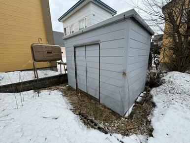 屋外収納で活躍する物置付き。