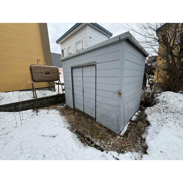 屋外収納で活躍する物置付き。