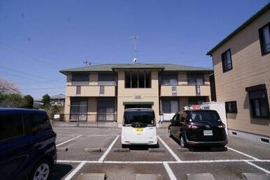 【敷地全景１】敷地内の駐車場はアスファルト舗装です。区画配置も駐車しやすくなっております。