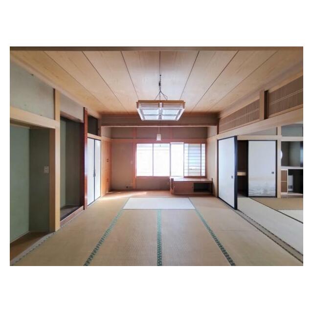 8畳の和室には床の間や仏間があります。