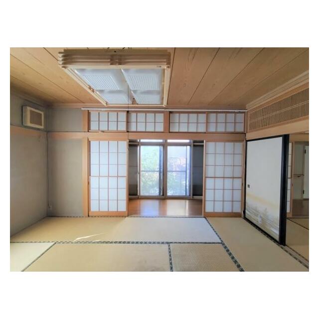 10畳の和室からは広縁から中庭が見えます。