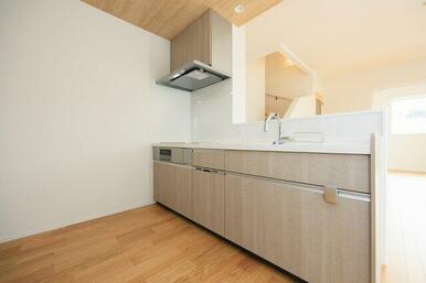 天板とシンクに人造大理石を使用。耐熱性、耐久性に優れたキッチン