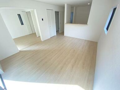 とっても明るいリビングです。 キッチンの奥の扉を開けると洗面所、お風呂などがあります。