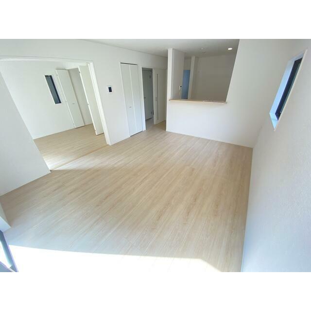 とっても明るいリビングです。 キッチンの奥の扉を開けると洗面所、お風呂などがあります。